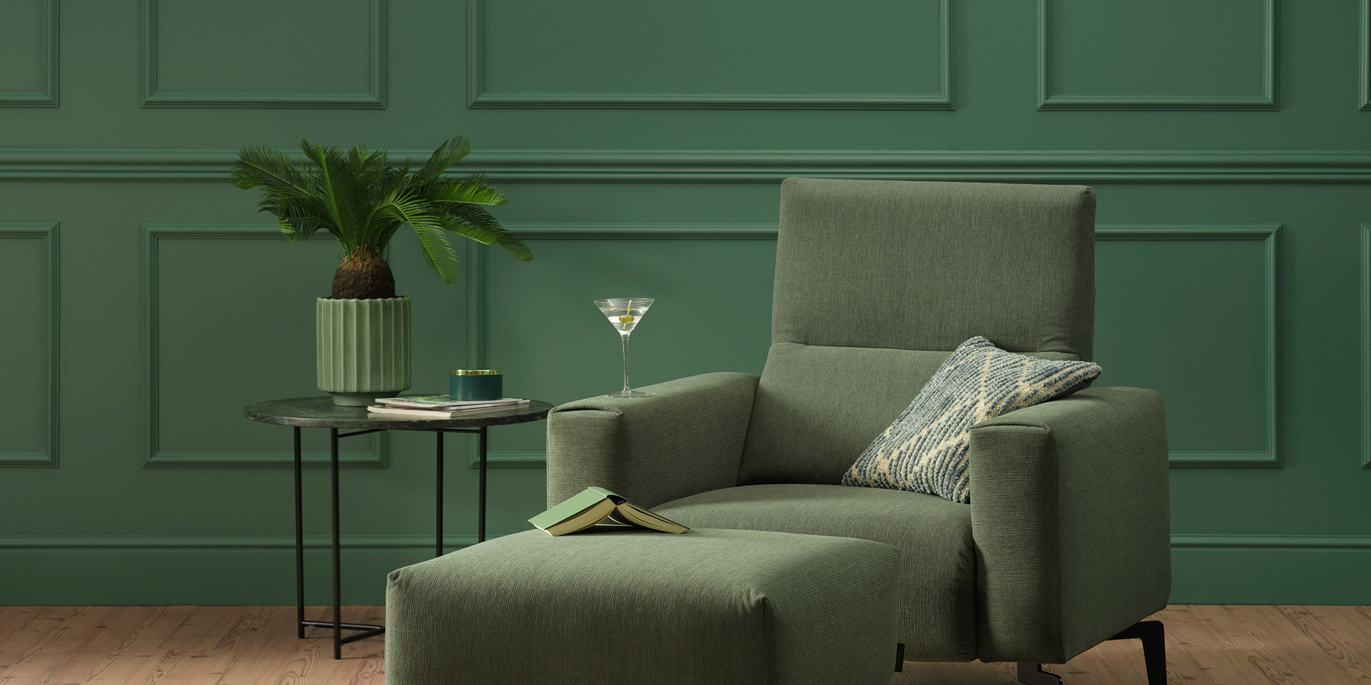 Wandfelder aus dekorativen Wandleisten im Landhausstil kombiniert mit einer modernen Wohnzimmereinrichtung.