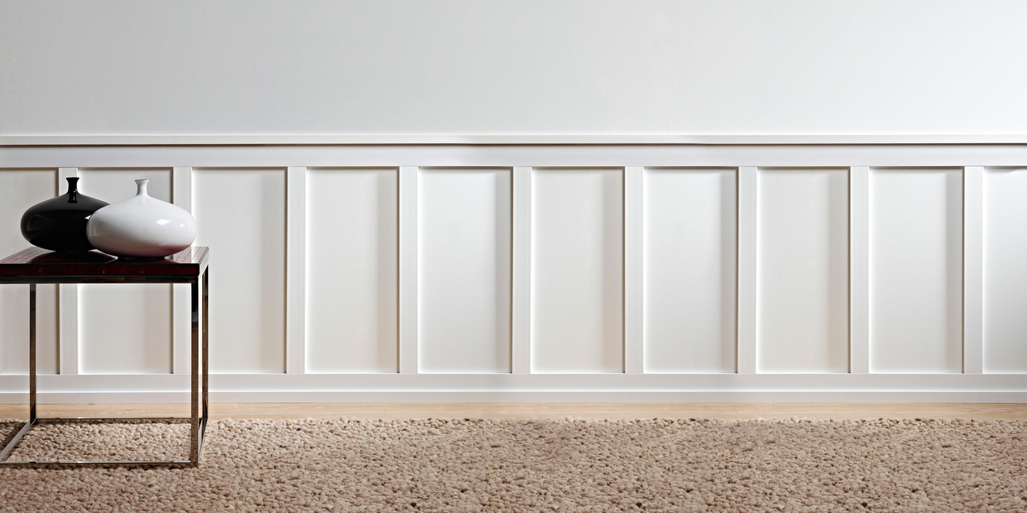 Endbeschichtete Stuckleisten sind bereits fertig lackiert und bereit für die Montage.