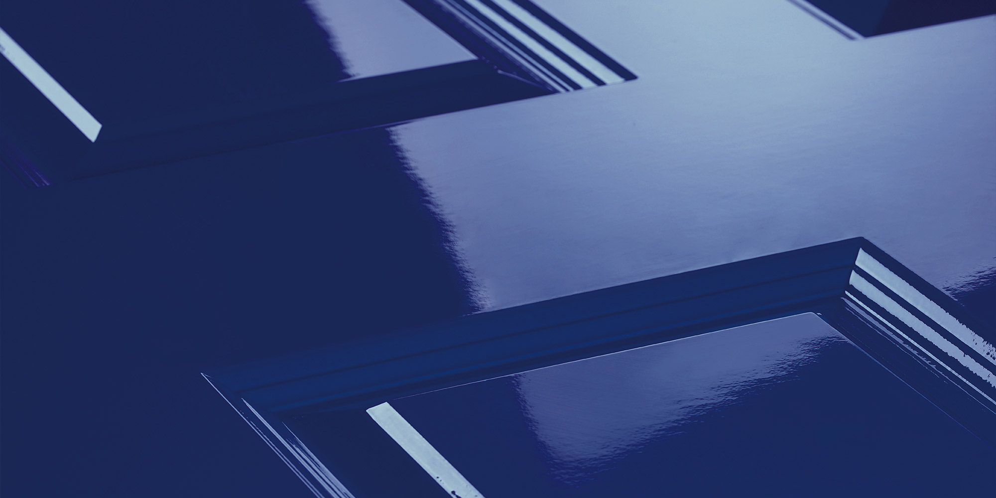 Detail einer hochglänzend lackierten Türfläche in Blau