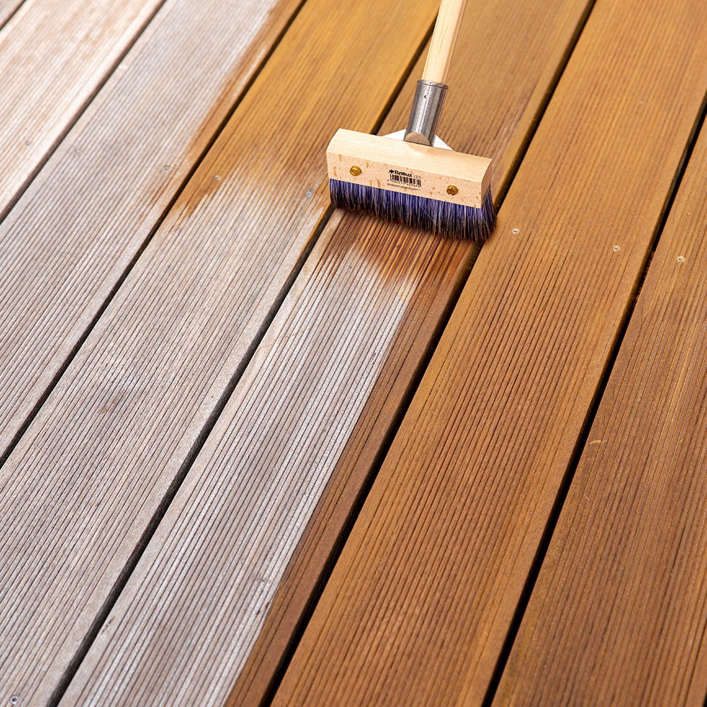 Vergleich von behandeltem und unbehandeltem Holz auf Terrassendielen - Ergebnis eines Holzschutz Anstrichs