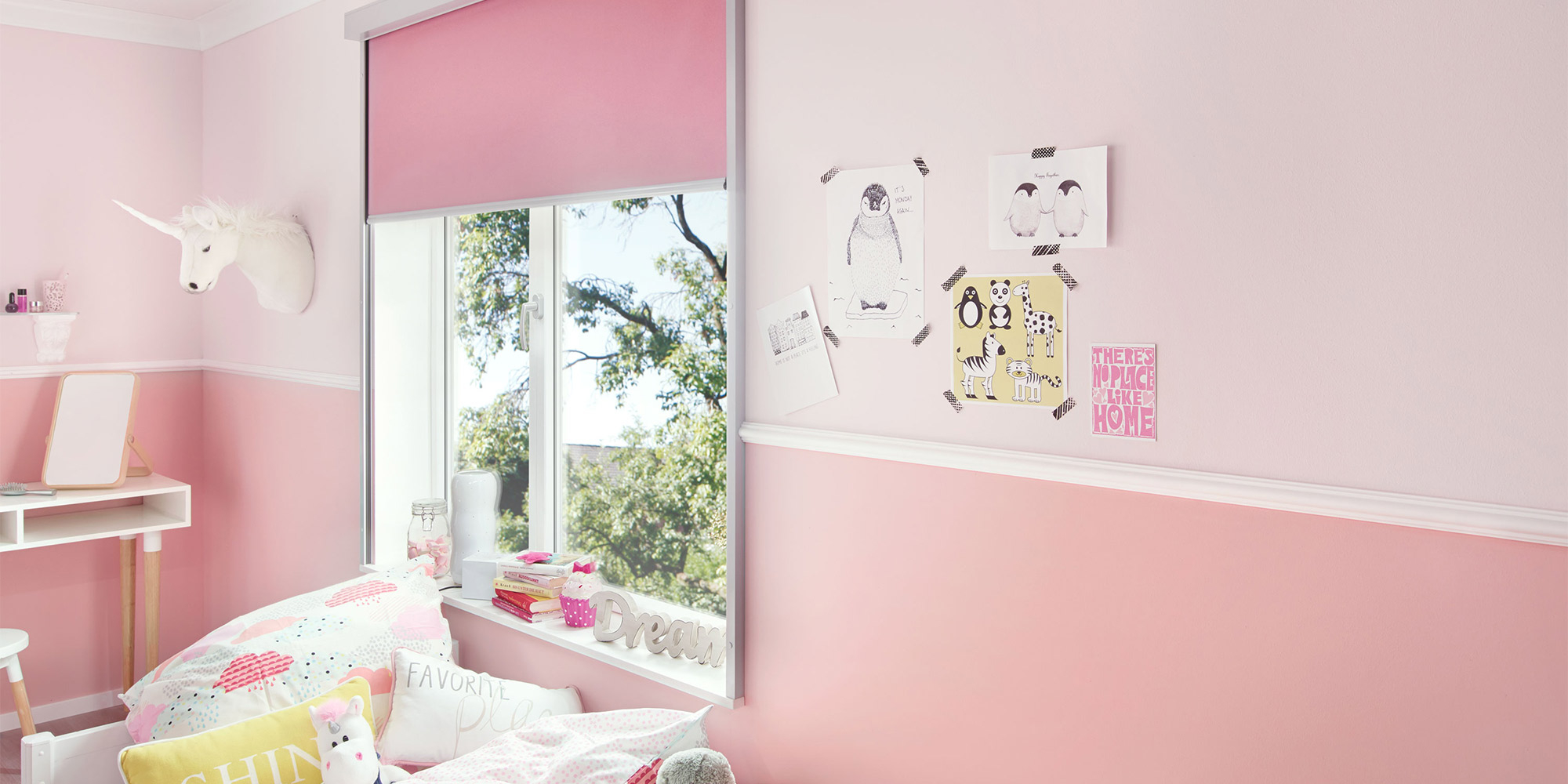 Schlafzimmer mit rosa Wand, Bett und Kommode, sanfte Farbgestaltung im Raum