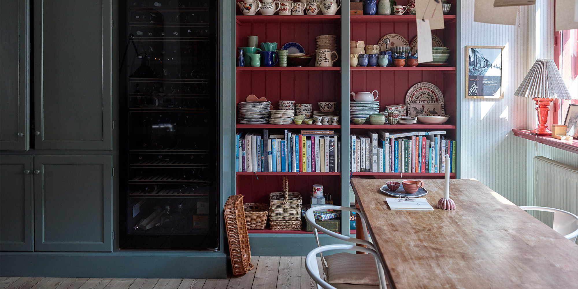 Einbauschrank mit offenen Regalen in Rot und Türkis, Bücher und Geschirr in der Küche