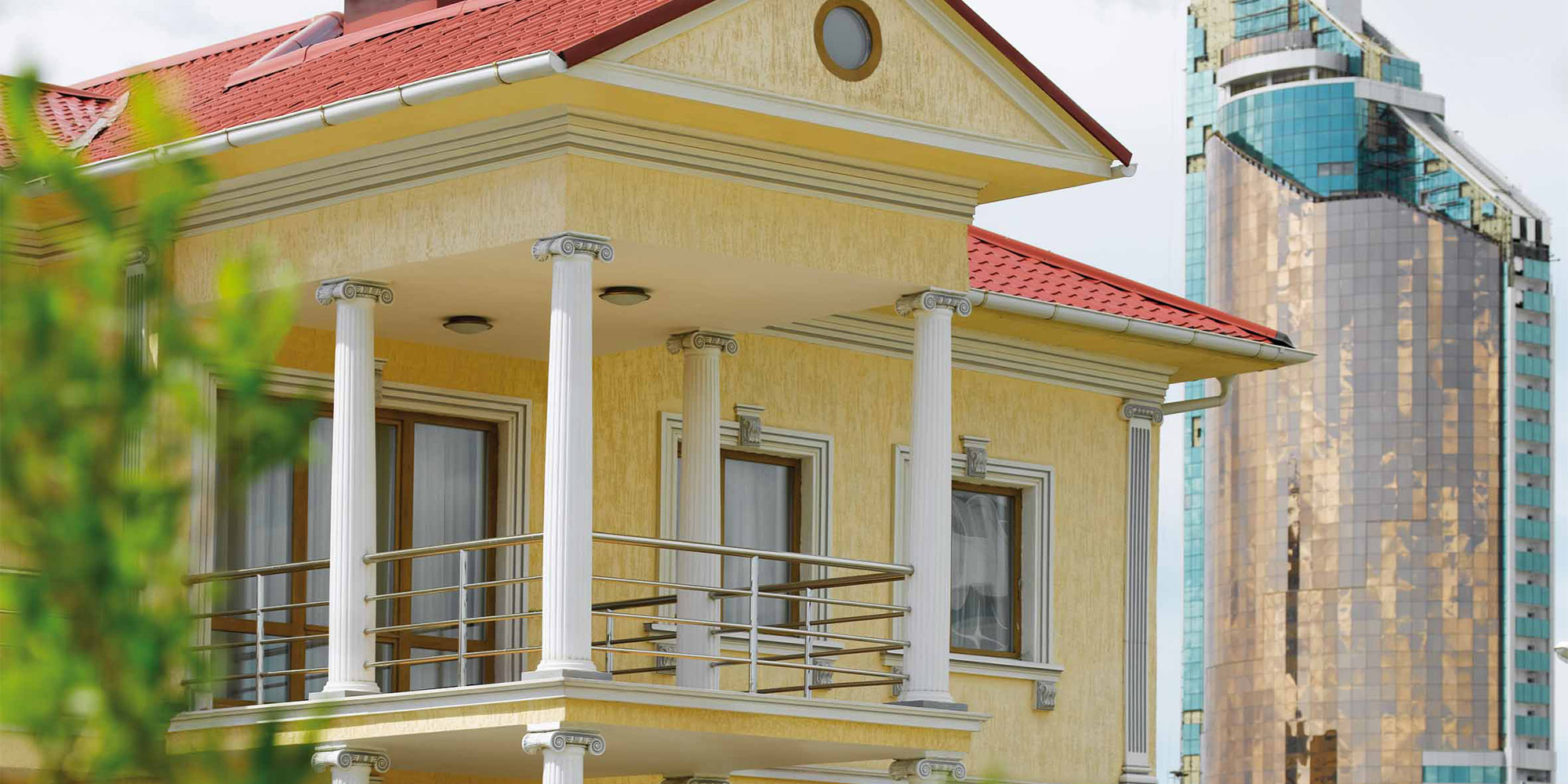 Stucksäulen im barocken Design lassen die Hausfassade besonders stilvoll wirken.