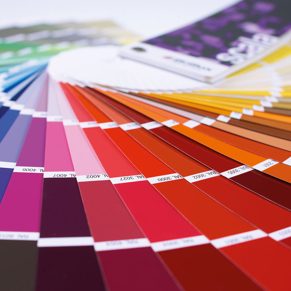 Fächer aus Farbkarten mit verschiedenen Rottönen, Orange und Gelb, Nahaufnahme für Farbberatung