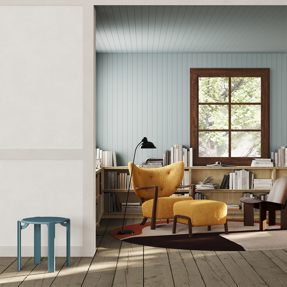 Wandgestaltung der Decke und Wände im Wohnzimmer mit einer Paneele aus Stuckleiste.