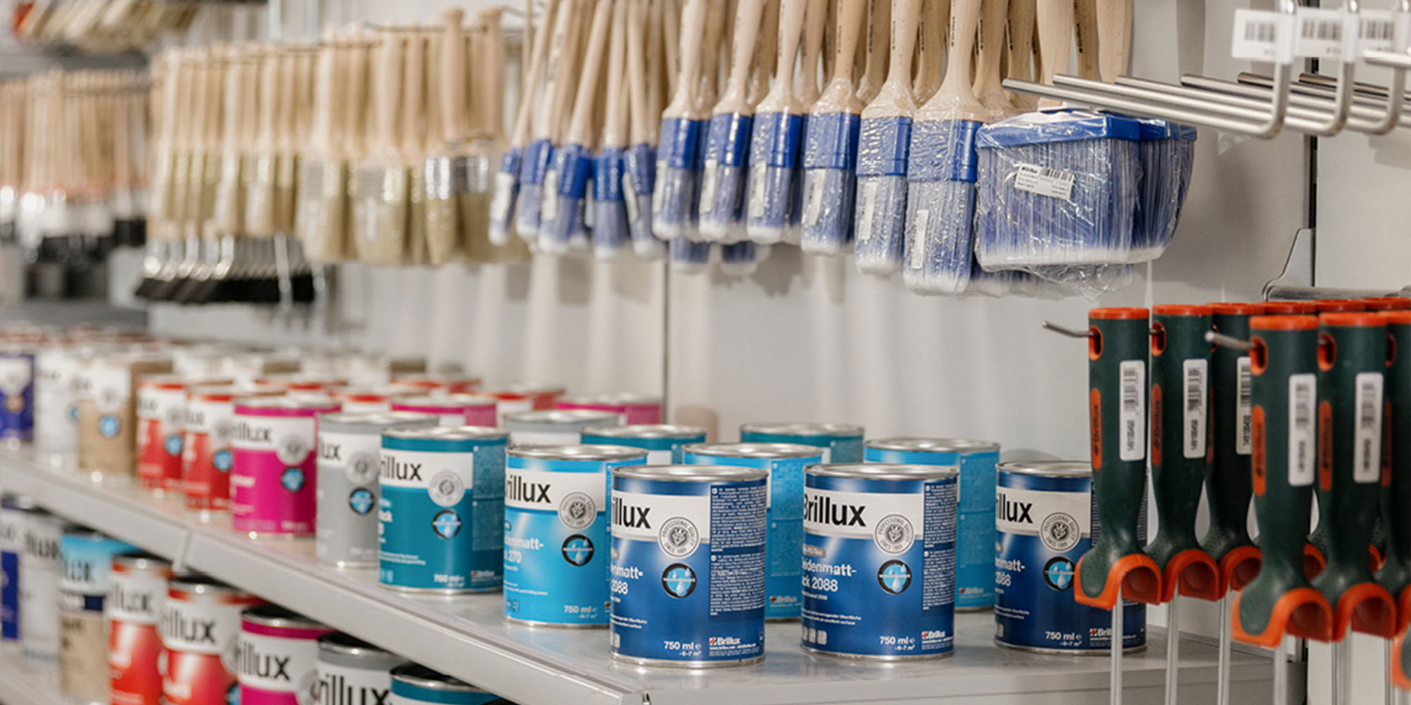 Regal mit Farben, Lacken und Werkzeug im Fachgeschaeft - Beispiel fuer FAQ zu Sortiment und Beratung
