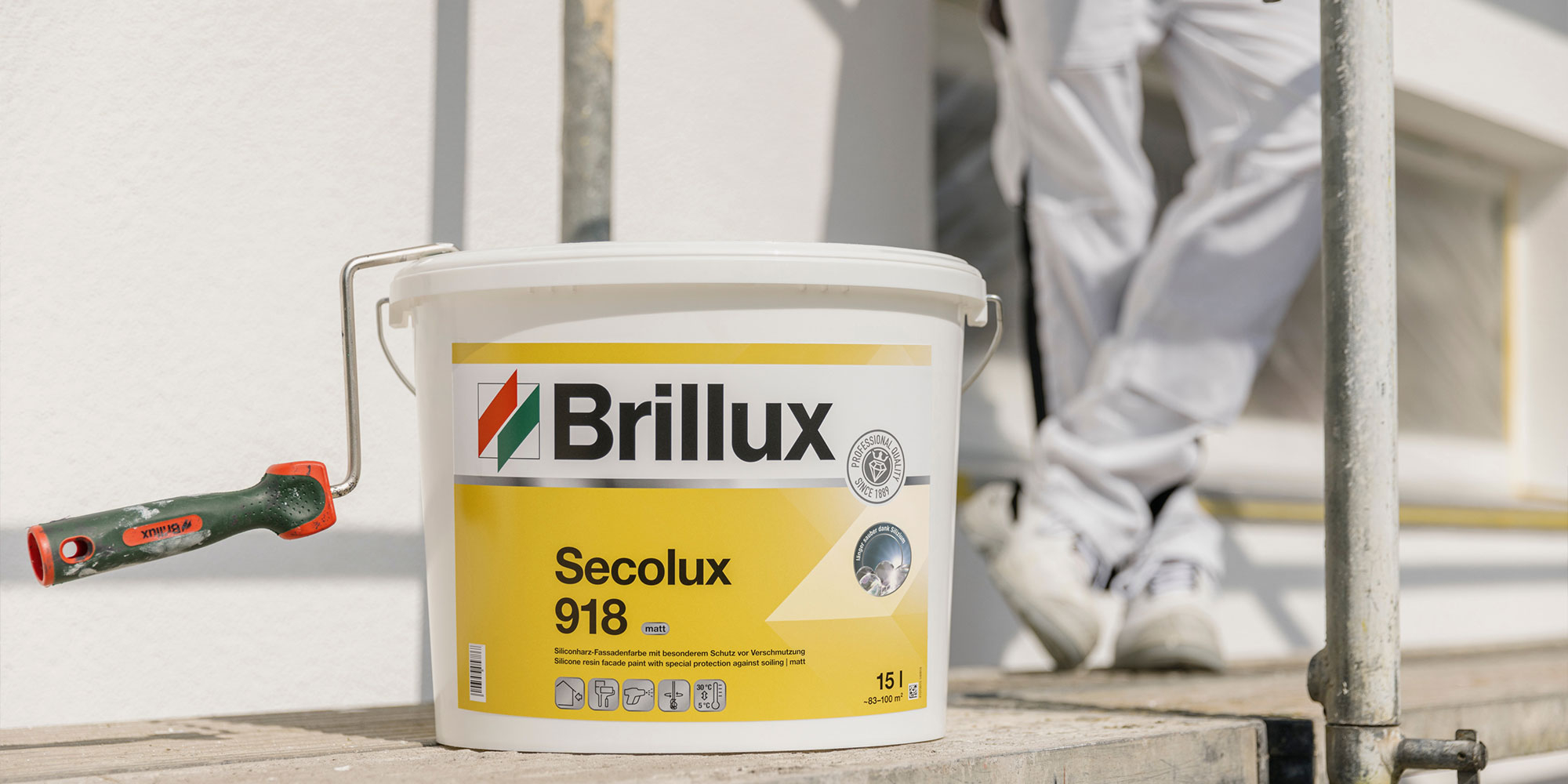 Eimer Brillux Secolux 918 auf Geruestbohle mit Farbroller - Fassadenfarbe fuer den Aussenanstrich