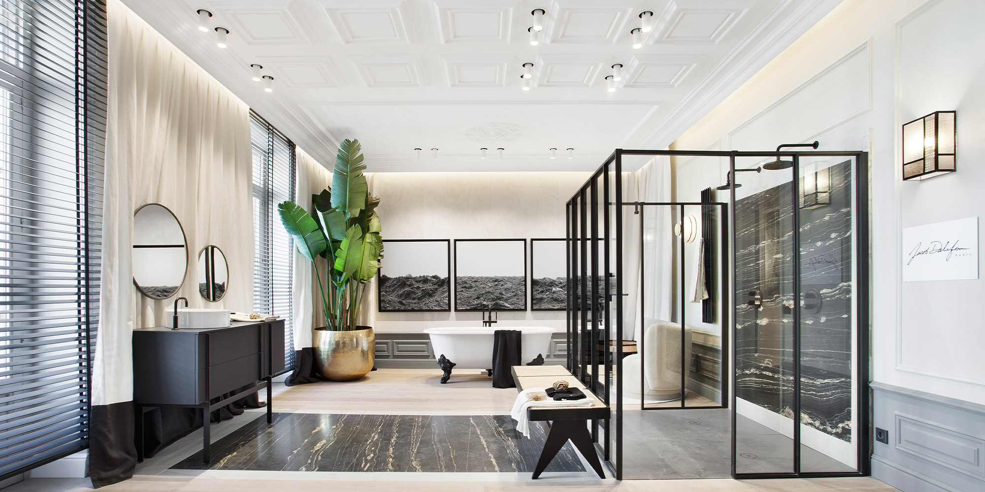 Großes Designerbad mit Stuckleisten unter der Decke und an den Wänden.