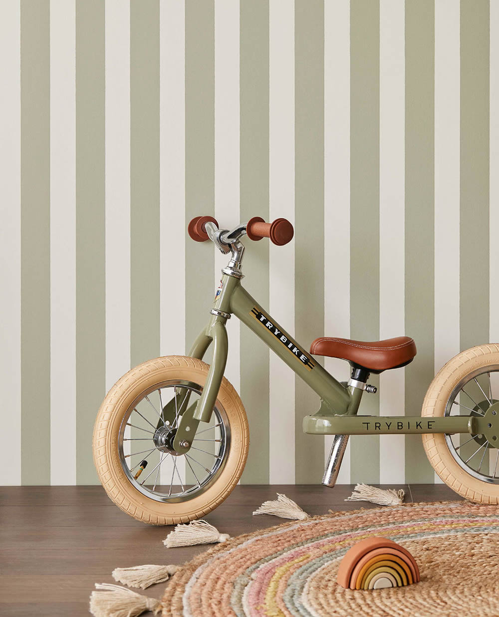 lines shapes non-woven wallpaper green and white Explore Eijffinger 323042-55-323042