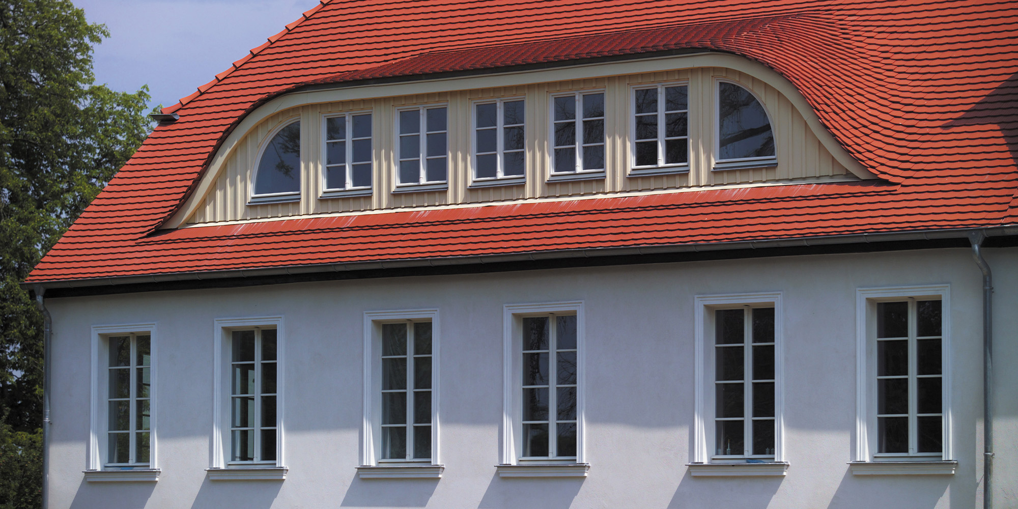 Schlichte Fenster werden durch eine Umrandung mit Fensterumrandungen aus Stuck optisch aufgewertet.