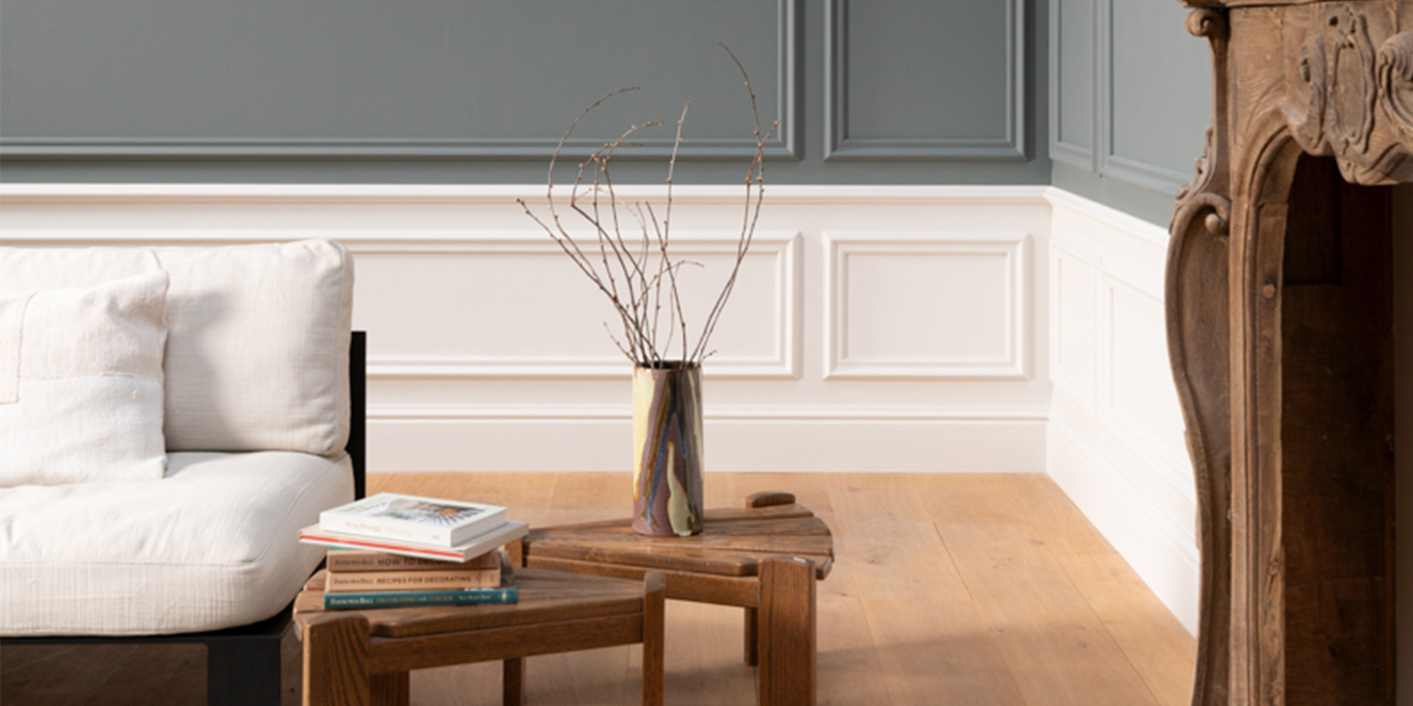 Eine Wandgestaltung aus dekorativen Wandleisten für ein wohnliches Landhausambiente im Wohnzimmer.