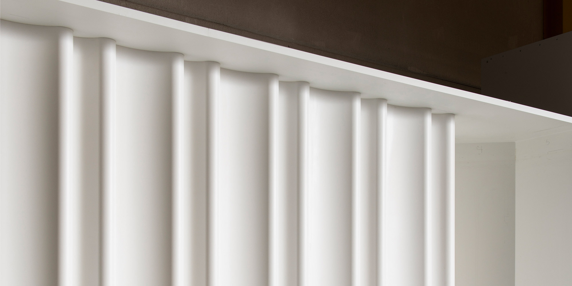 Moderne Designer Wandpaneele von Ulf Moritz für ein exklusives Wohnflair im Wohnzimmer.