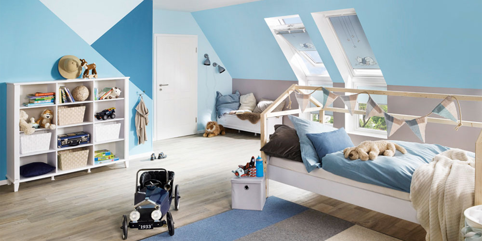 Helles Zimmer mit blauer Wandgestaltung als Beispiel für besondere Beschichtungen