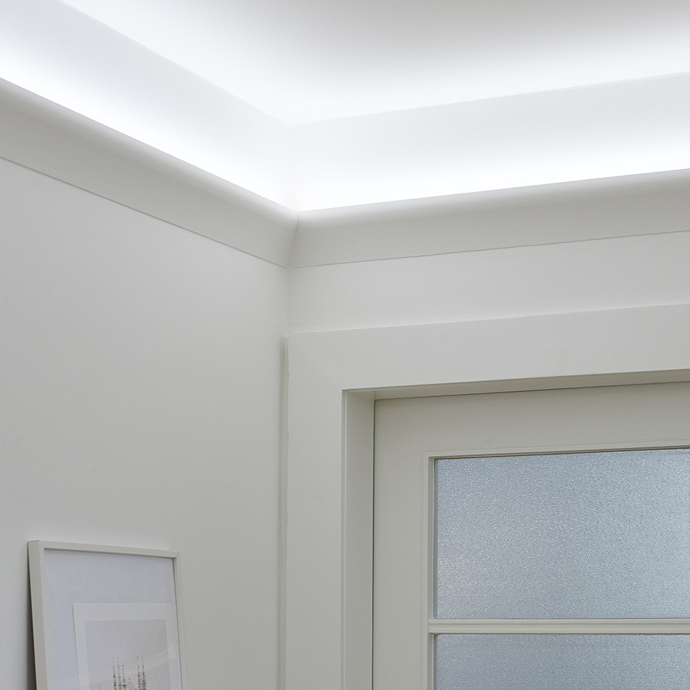 Geschwungene Deckenleisten in Kombination mit indirekter Beleuchtung für besondere Akzente im Bad.