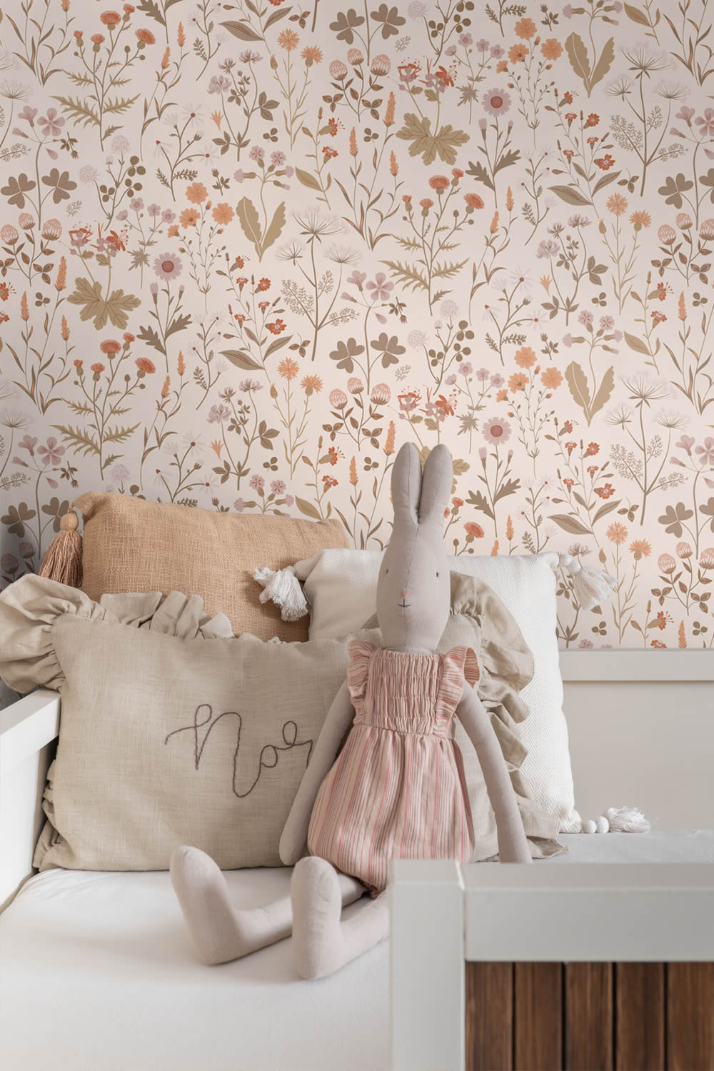 Non-woven wallpaper scandi flowers pink