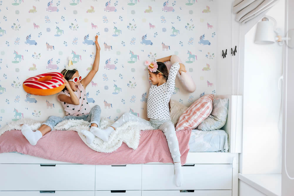 bunte Blumen und Pferdchen Tapete weiß und bunt Kids Walls Marburg 45823