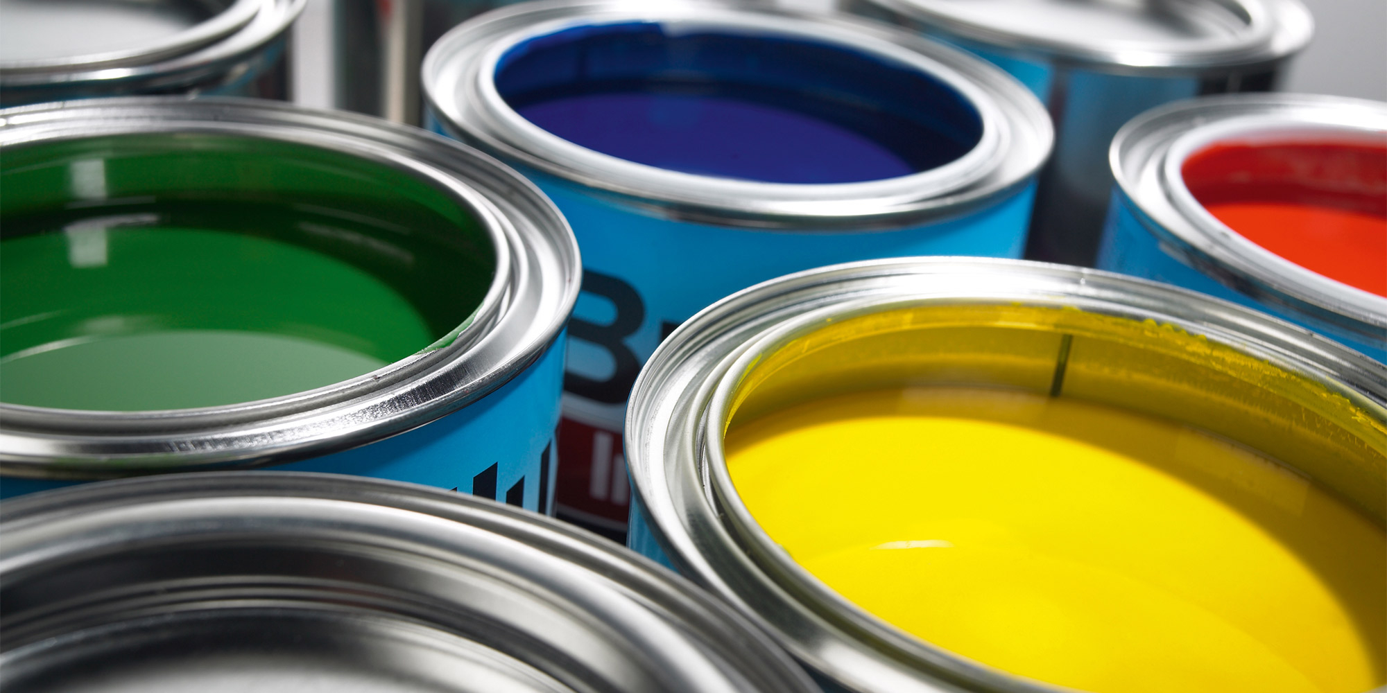 Offene Farbdosen mit verschiedenen Farben als Symbol für Verdünnung und Lackzubehör