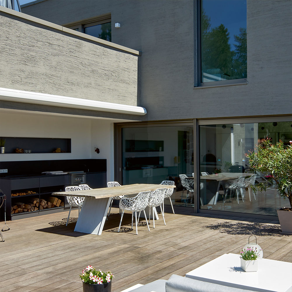 Moderne Terrasse mit Holzdeck und Fassade - Inspiration für gepflegte Außenflächen und Anstriche