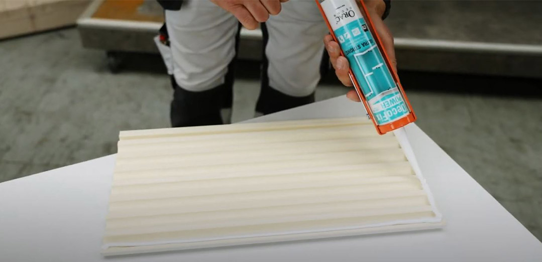 Stuckleistenkleber für große Paneele.