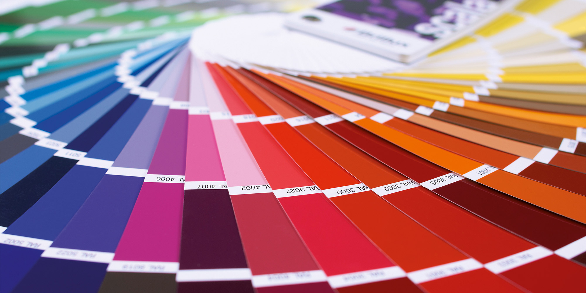 Ausgelegter Farbfächer mit vielen Farbtönen zur Auswahl des Wunschfarbtons