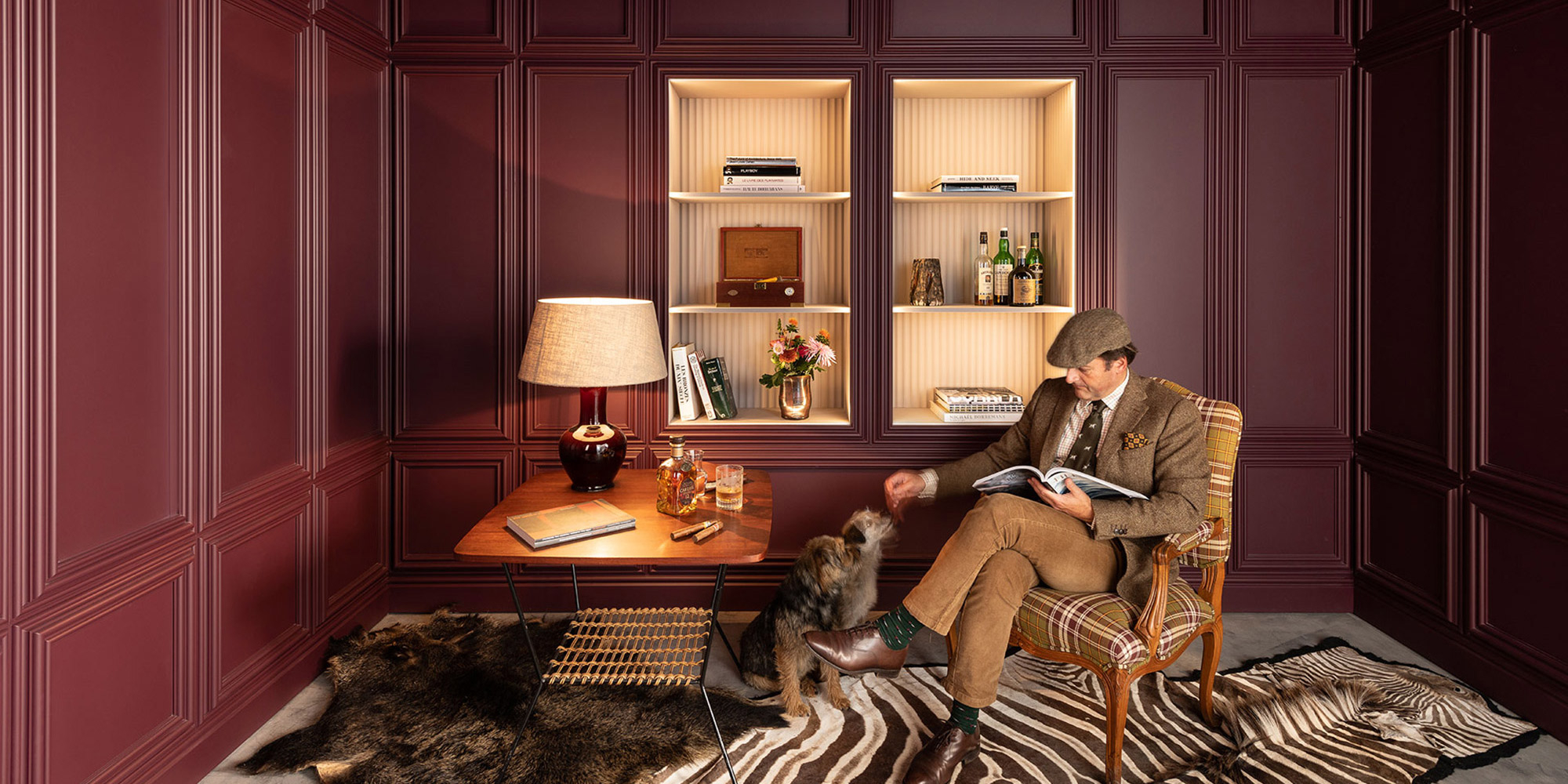 Verschieden große Wandfelder aus dekorativen Stuckleisten für die Wandgestaltung eines Wohnzimmers im alt englischen Stil.