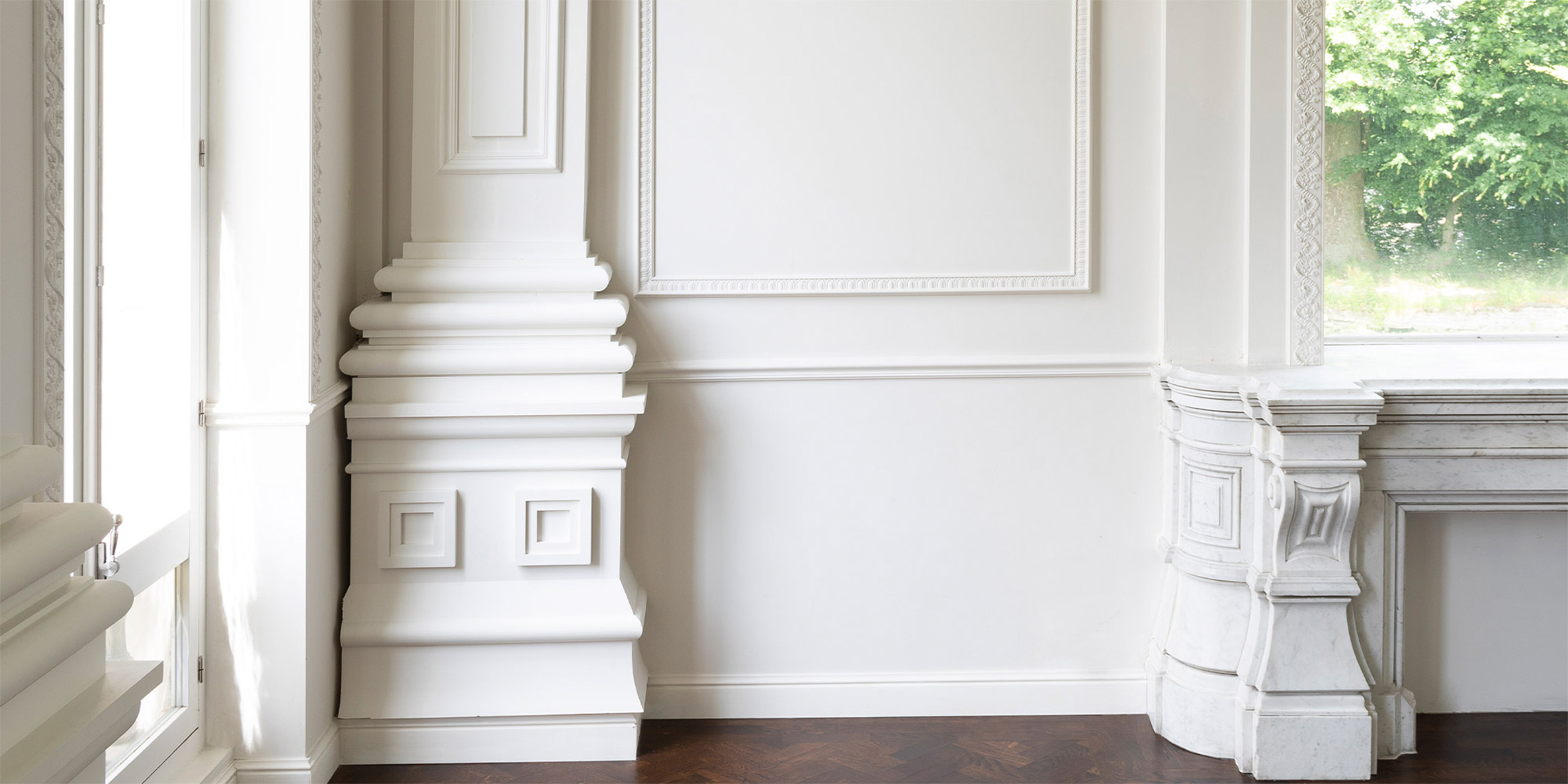 Stucksäulen setzen einzelne Bereiche im Wohnzimmer gekonnt in Szene.