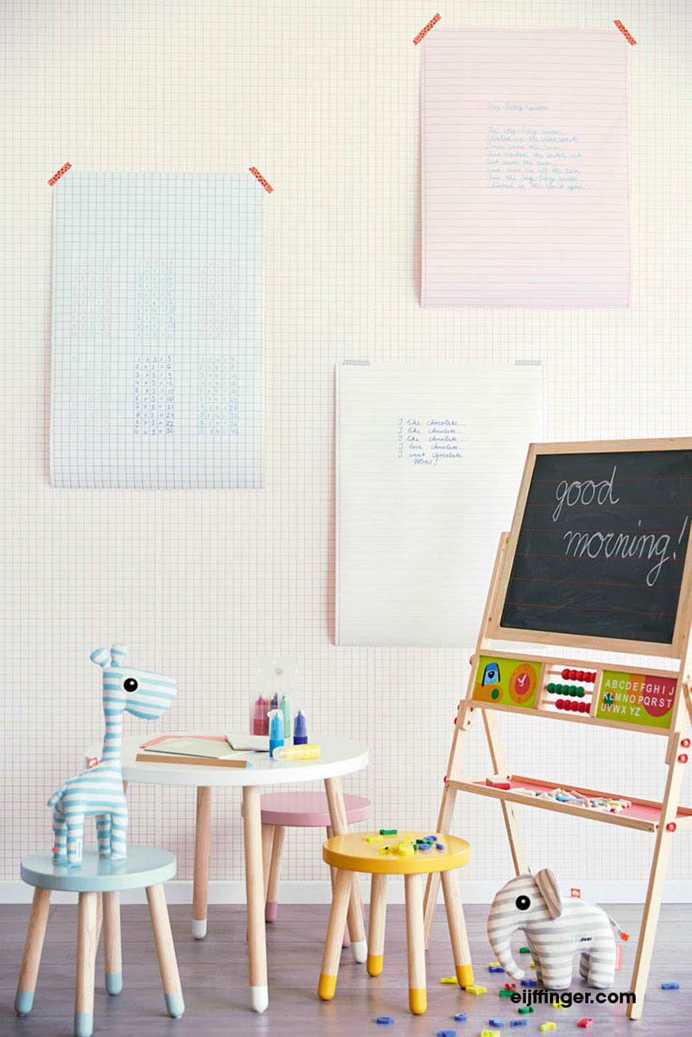 Non-woven wallpaper pink stripes-55-364013