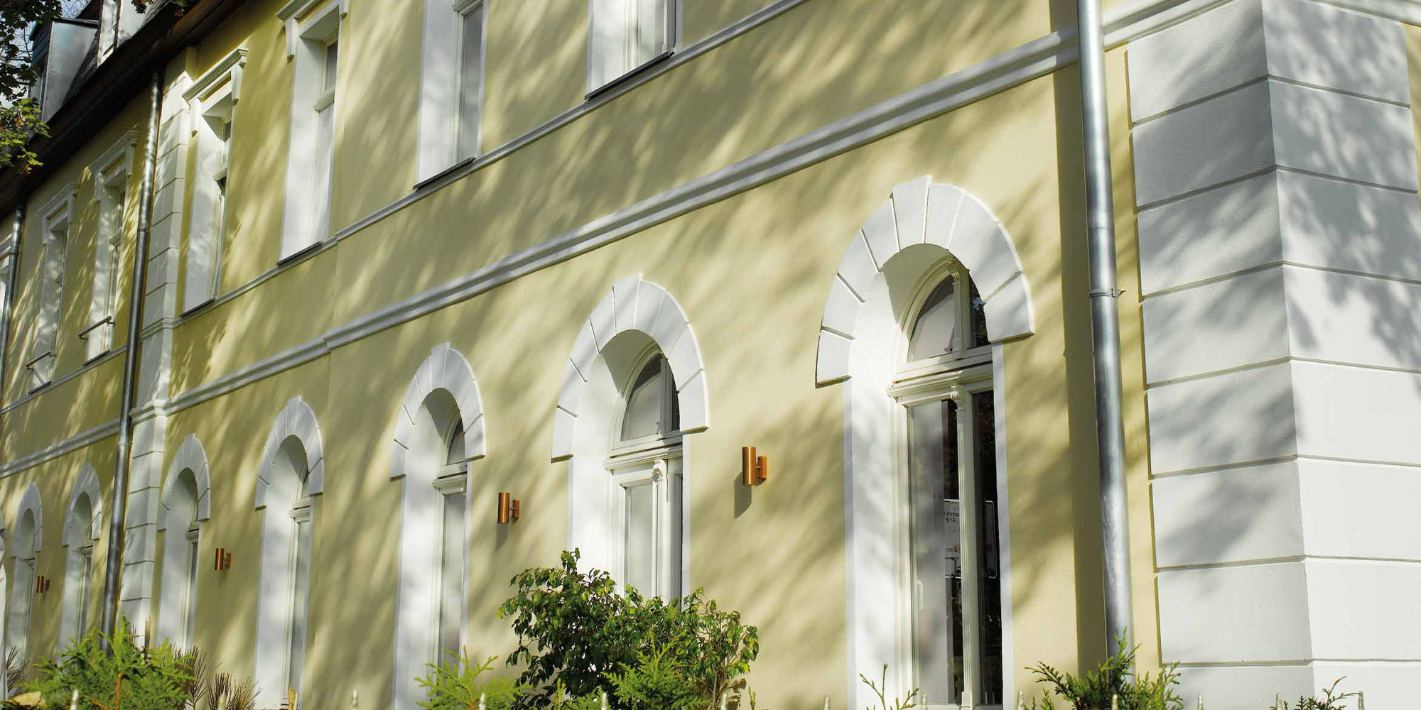 Fassadenprofile aus Stuck schmücken ganze Hauswände an dekorativen Altbauten.