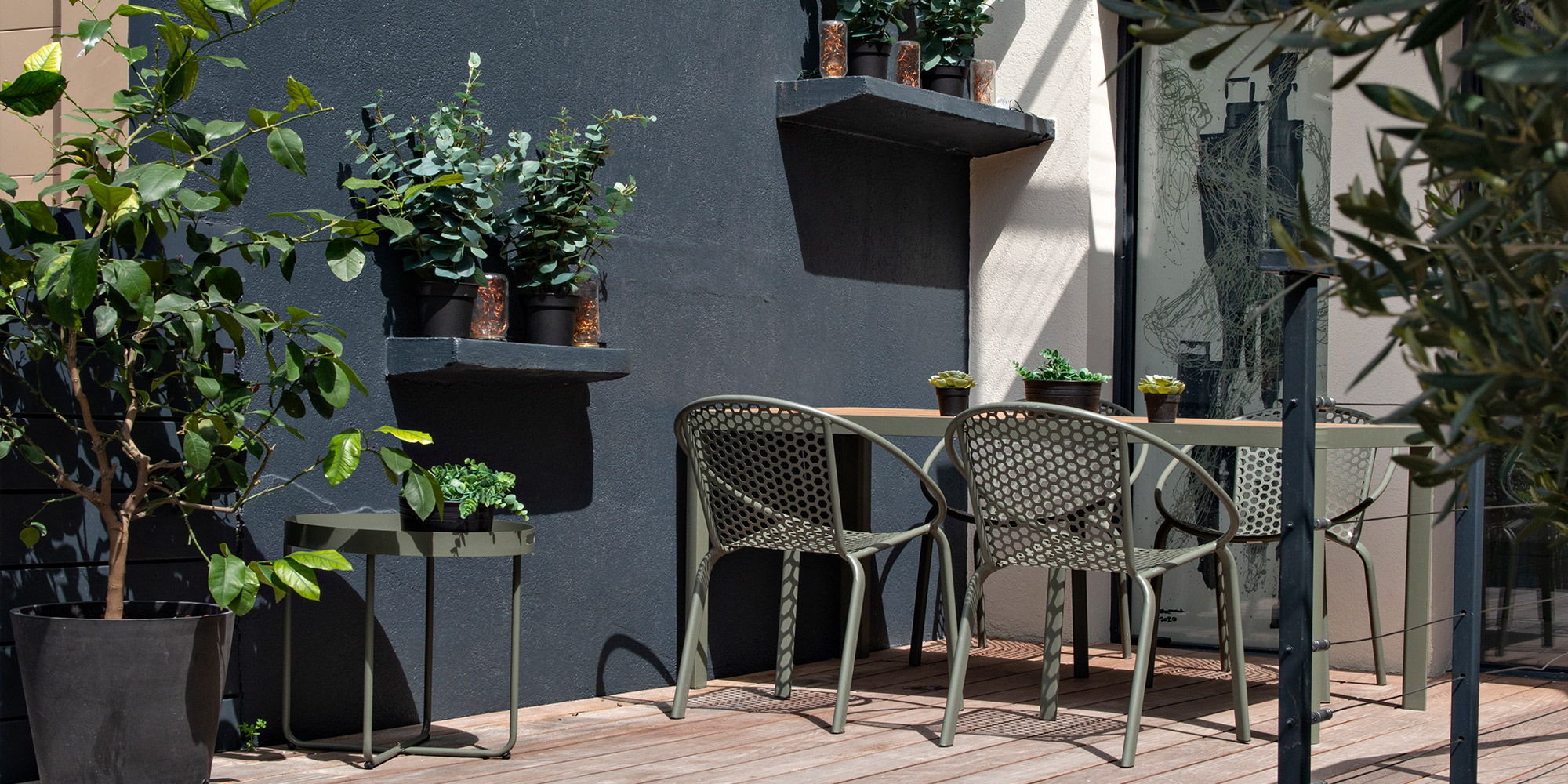 Terrasse mit gestrichener Fassade und Gartenmoebeln als Beispiel fuer Aussenprodukte