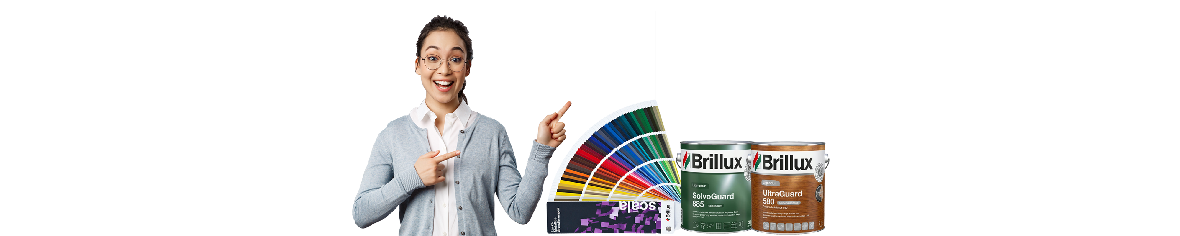 Frau zeigt auf Farbfaecher und Holzschutzprodukte - Motiv fuer FAQ zu Auswahl und Anwendung