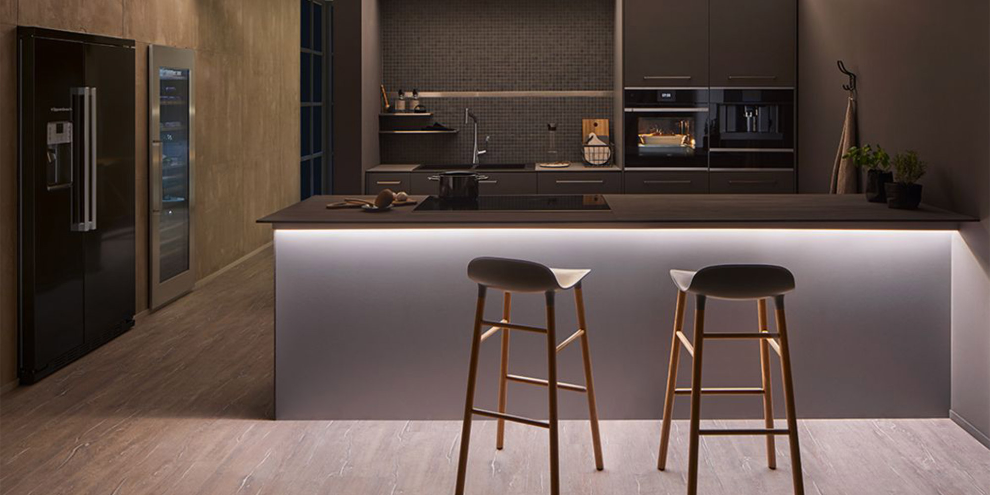 Moderne Fußleisten von Brillux für die Küche.