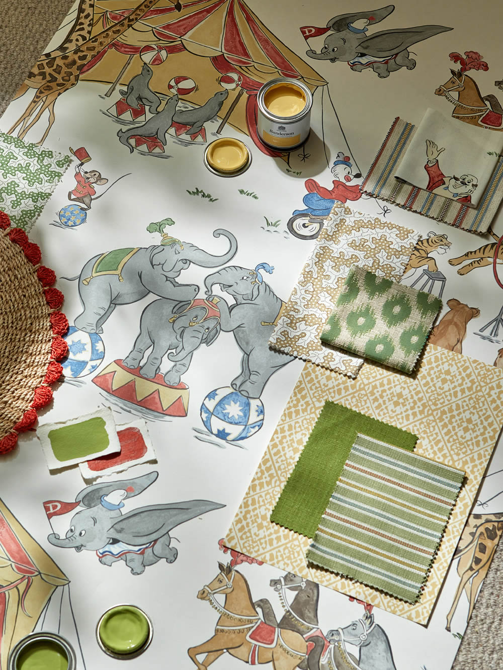 Vliestapete Dumbo der fliegende Elefant Zirkus Disney Tiere beige DDIW217284