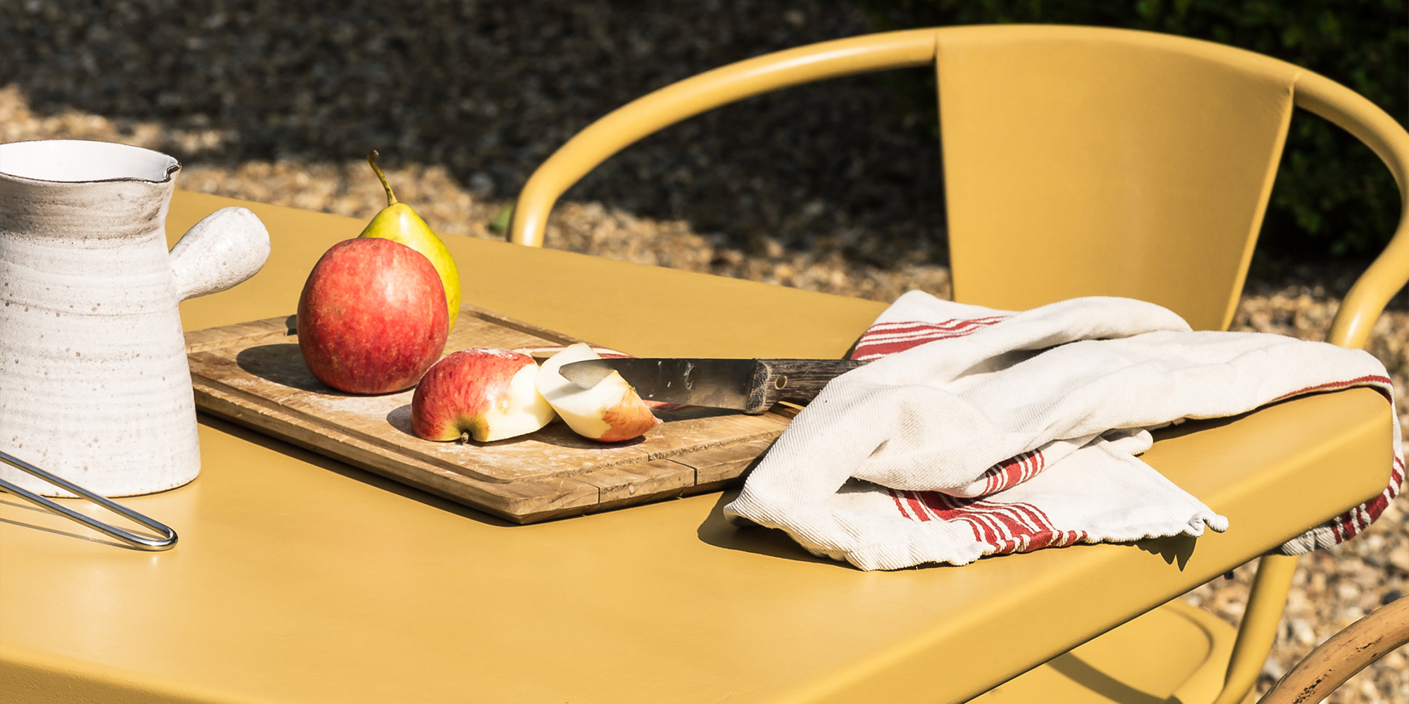 Gelber Metalltisch im Aussenbereich als Beispiel fuer einen Metall Untergrund