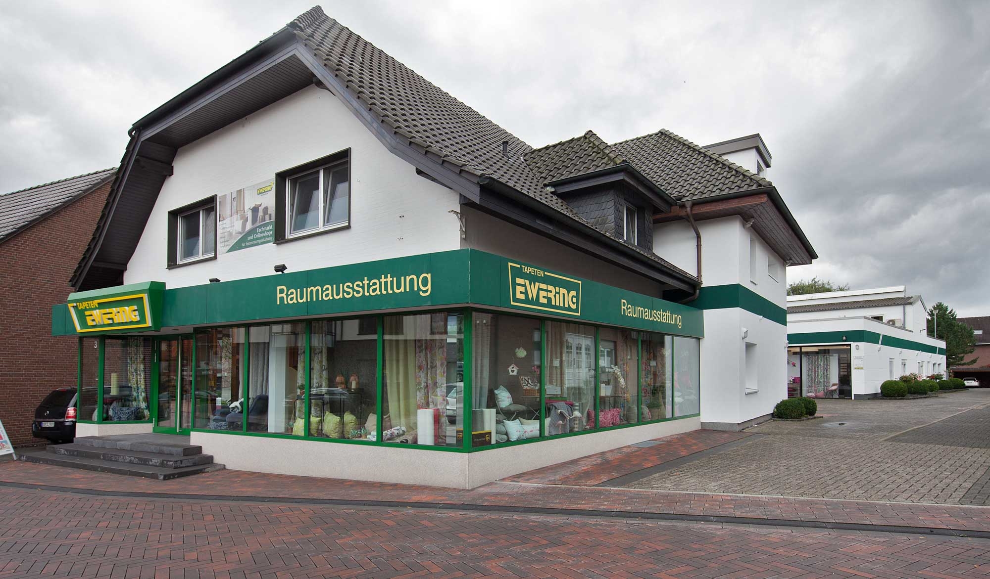 Das Firmengebäude der Firma Ewering mit Sicht auf den Haupteingang zum Fachmarkt.