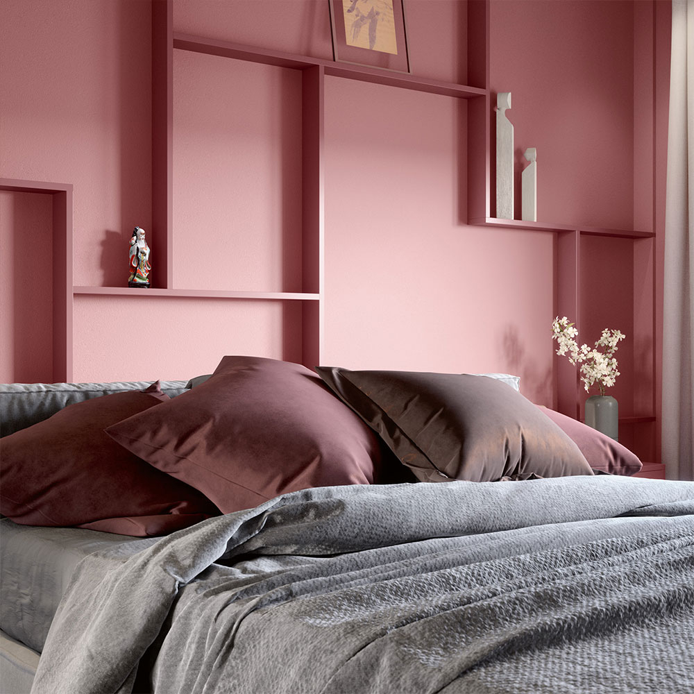Schlafzimmer mit rosa gestrichener Wand und Einbauregal - Inspiration für gemischten Wunschfarbton