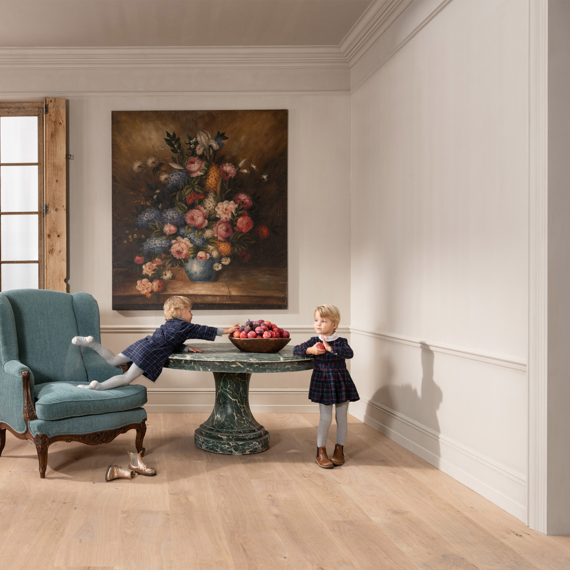 Ein gemütliches Wohnzimmer mit Deckenleisten im Landhausstil.