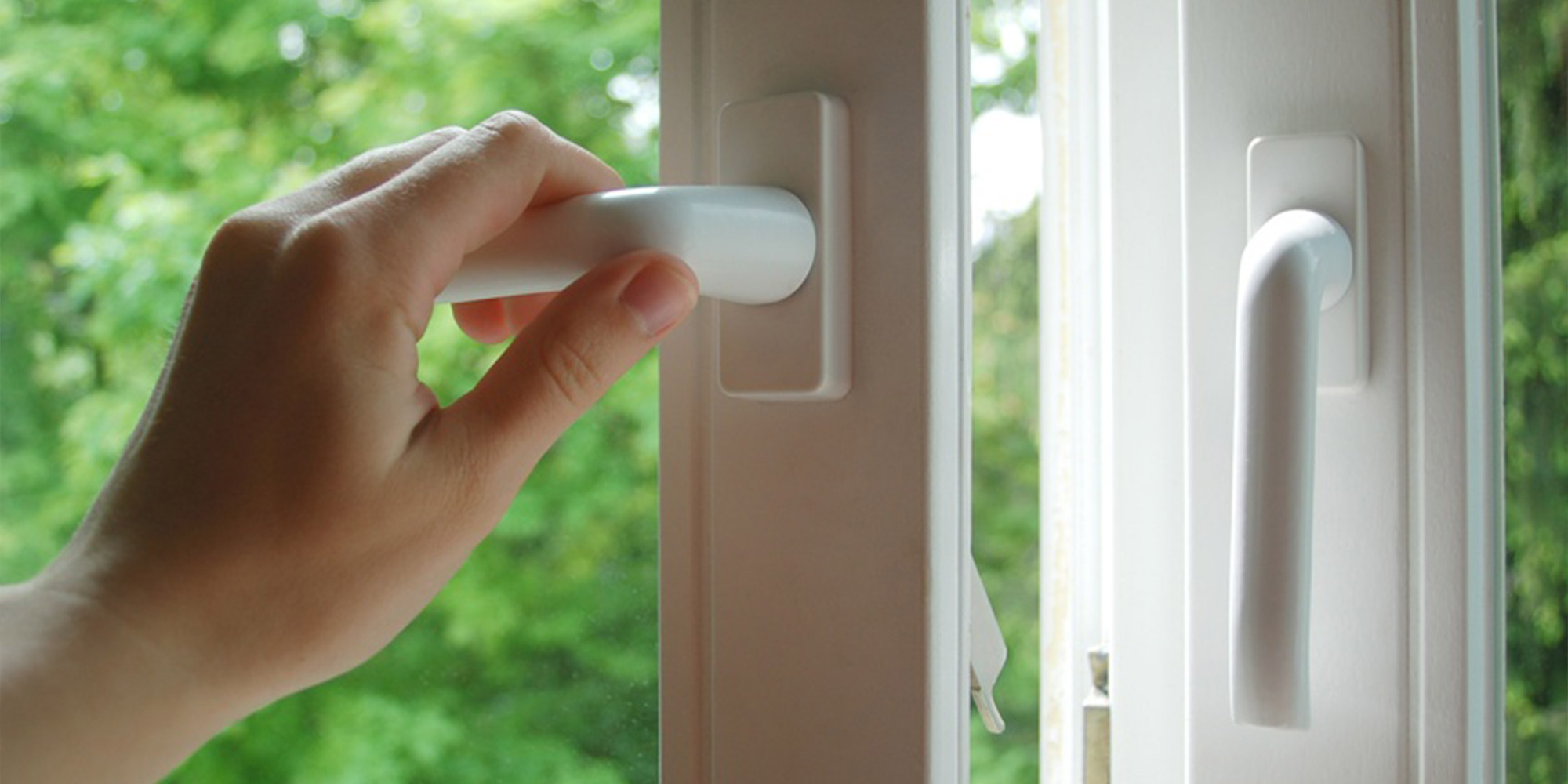 Hand am Fenstergriff aus Kunststoff als typischer Kunststoff Untergrund