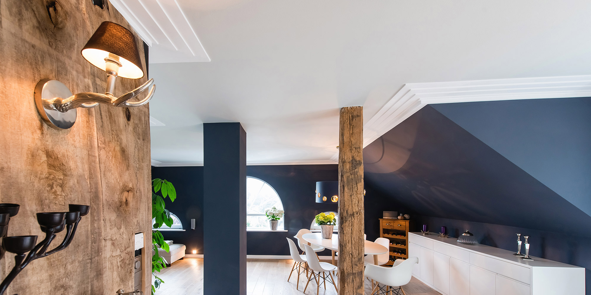 Offener Wohn-Essbereich mit modernen Deckenleisten in auffälliger und extravaganter Stufenoptik.