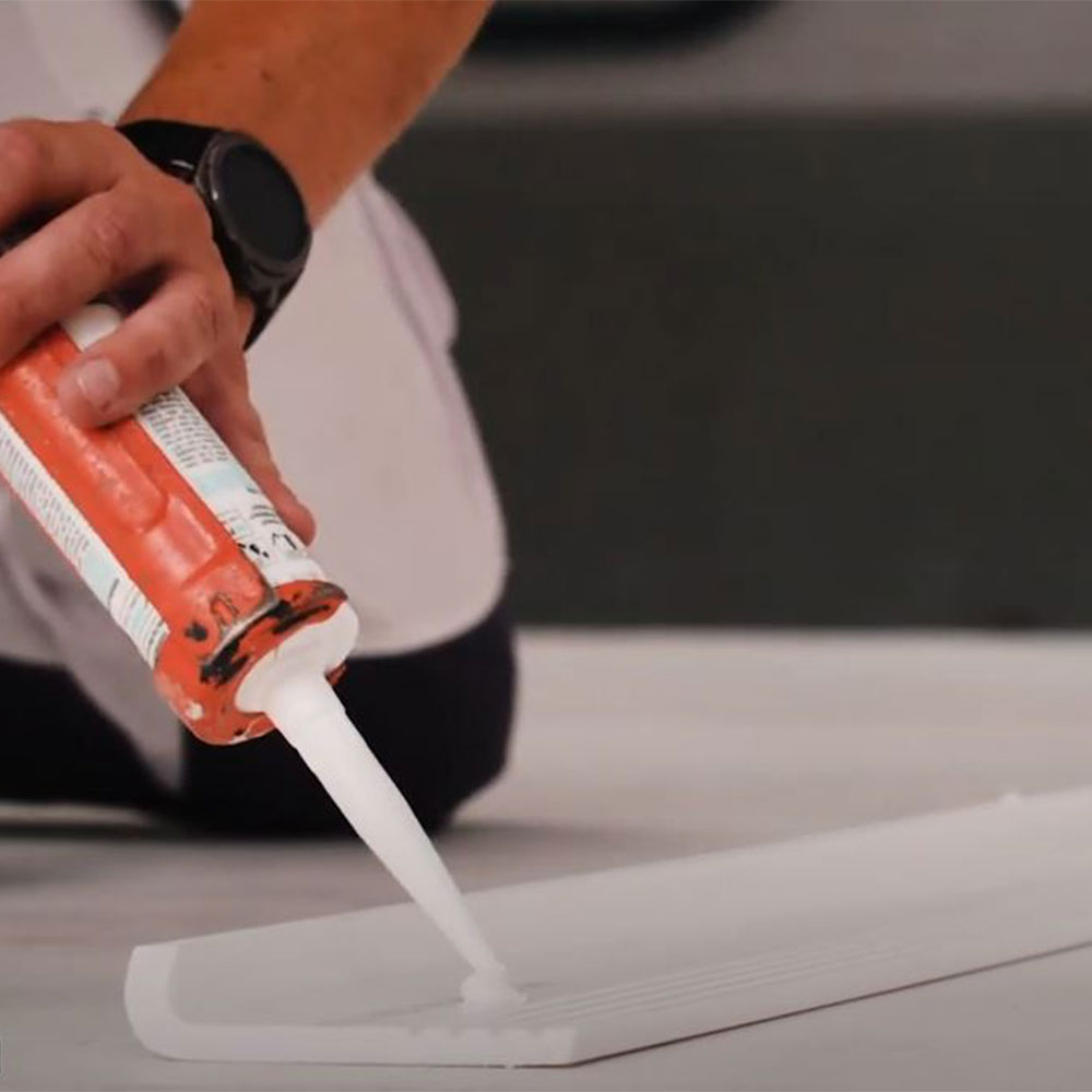 Secure moulding installation with the right adhesive Preparing a moulding with installation adhesive