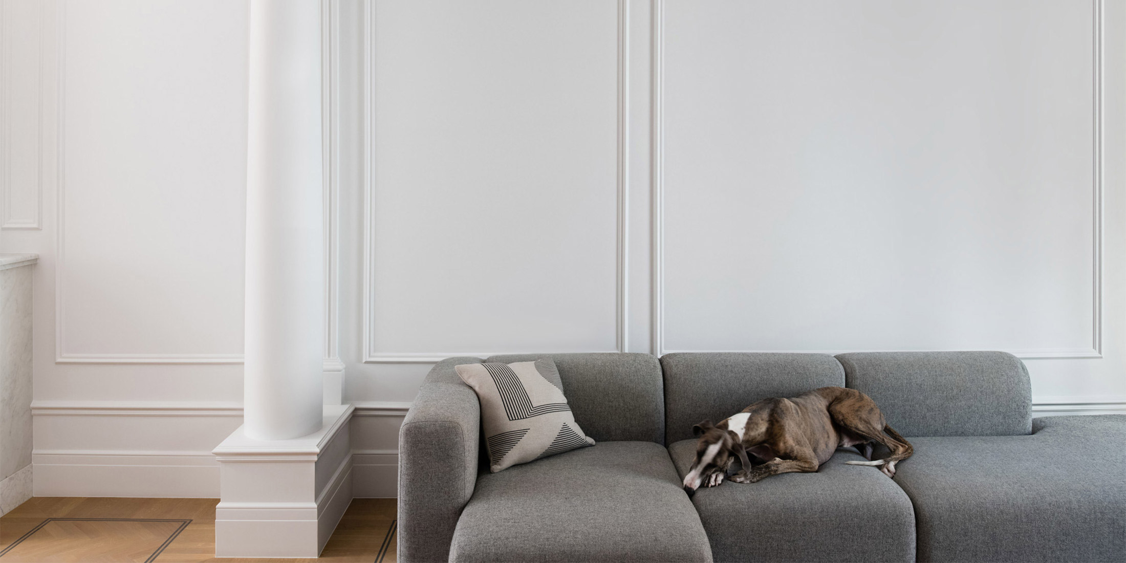 Stucksäulen wirken dekorativ und sorgen für einen exklusiven Look im Wohnzimmer.