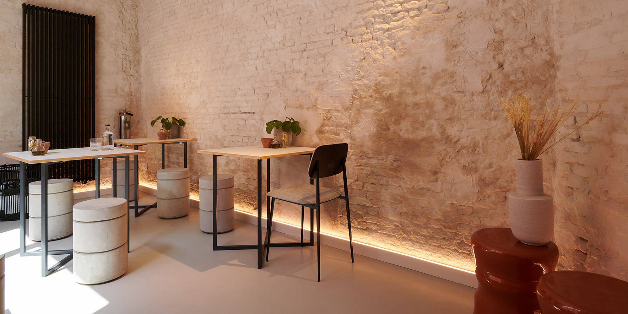 Wohnzimmer im Industrie Style kombiniert mit einer modernen Lichtleiste.