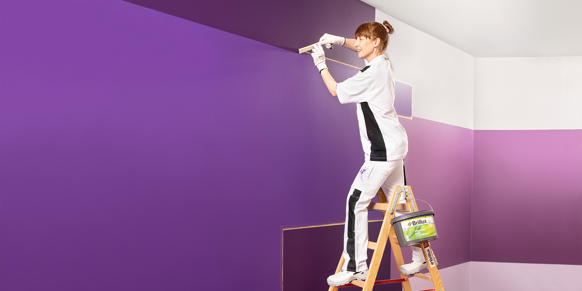 Abgeklebter Innenraum wird zweifarbig gestrichen, saubere Farbkante bei der Renovierung