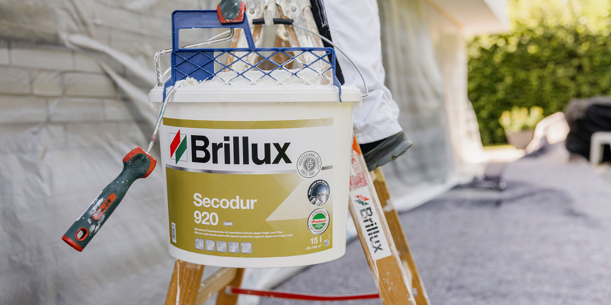 Brillux Secodur 920 Farbeimer auf Leiter mit Abstreifgitter und Rolle - Fassadenarbeit im Aussenbereich