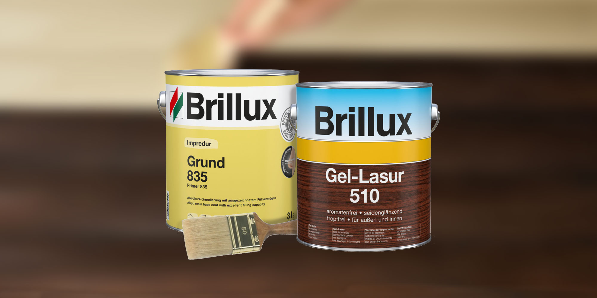 Zwei Brillux Dosen Grundierung und Gel-Lasur mit Pinsel für die Aufhelltechnik auf Holz