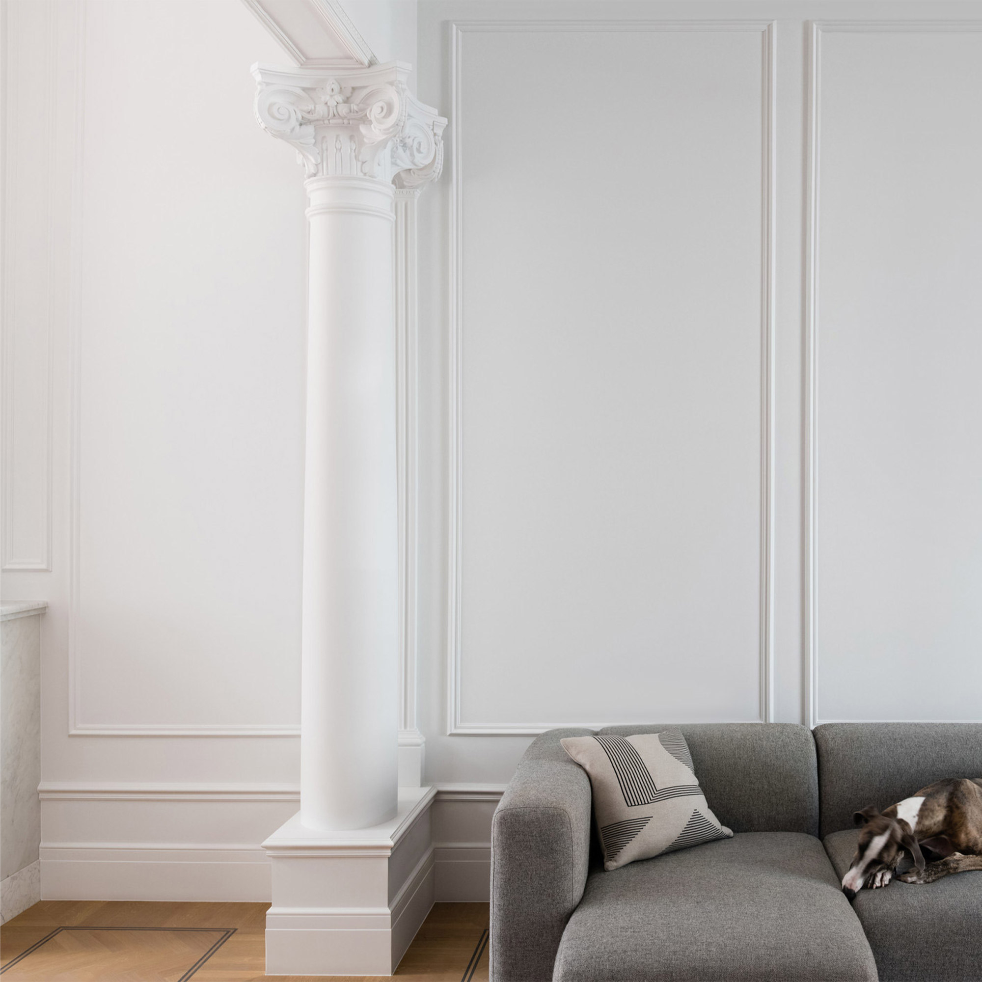 Ein Wohnzimmer im Barockstil mit einer Stucksäule als dekoratives Gestaltungselement.