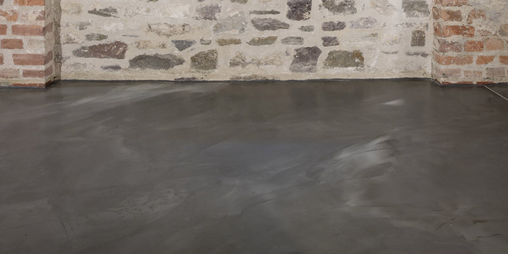 Designboden in Grau mit wolkiger Struktur als Beispiel im Objekt