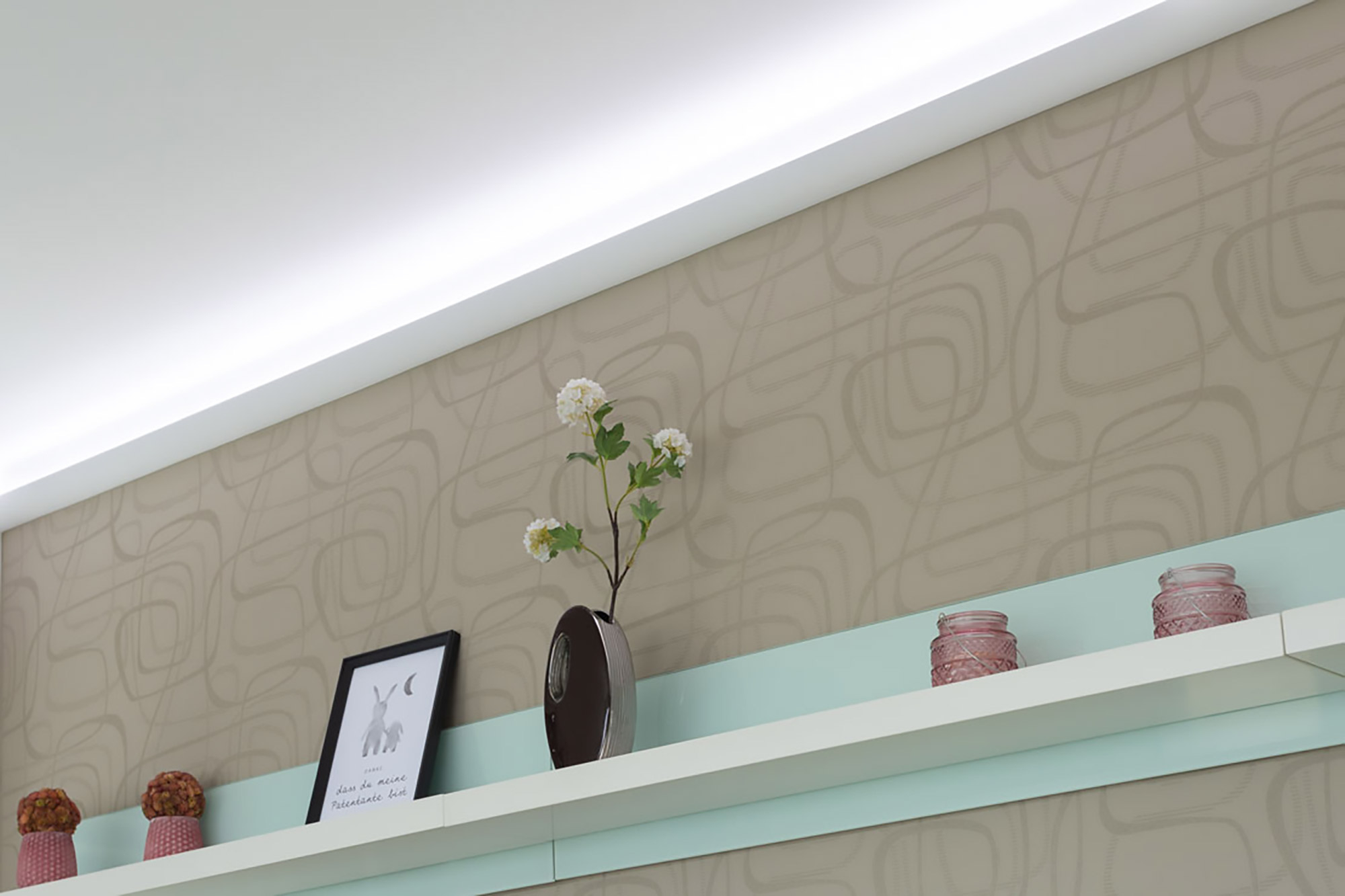 Mit einer Brillux Stuckleiste mit indirekter Beleuchtung die Wände im Wohnzimmer in Szene setzen.