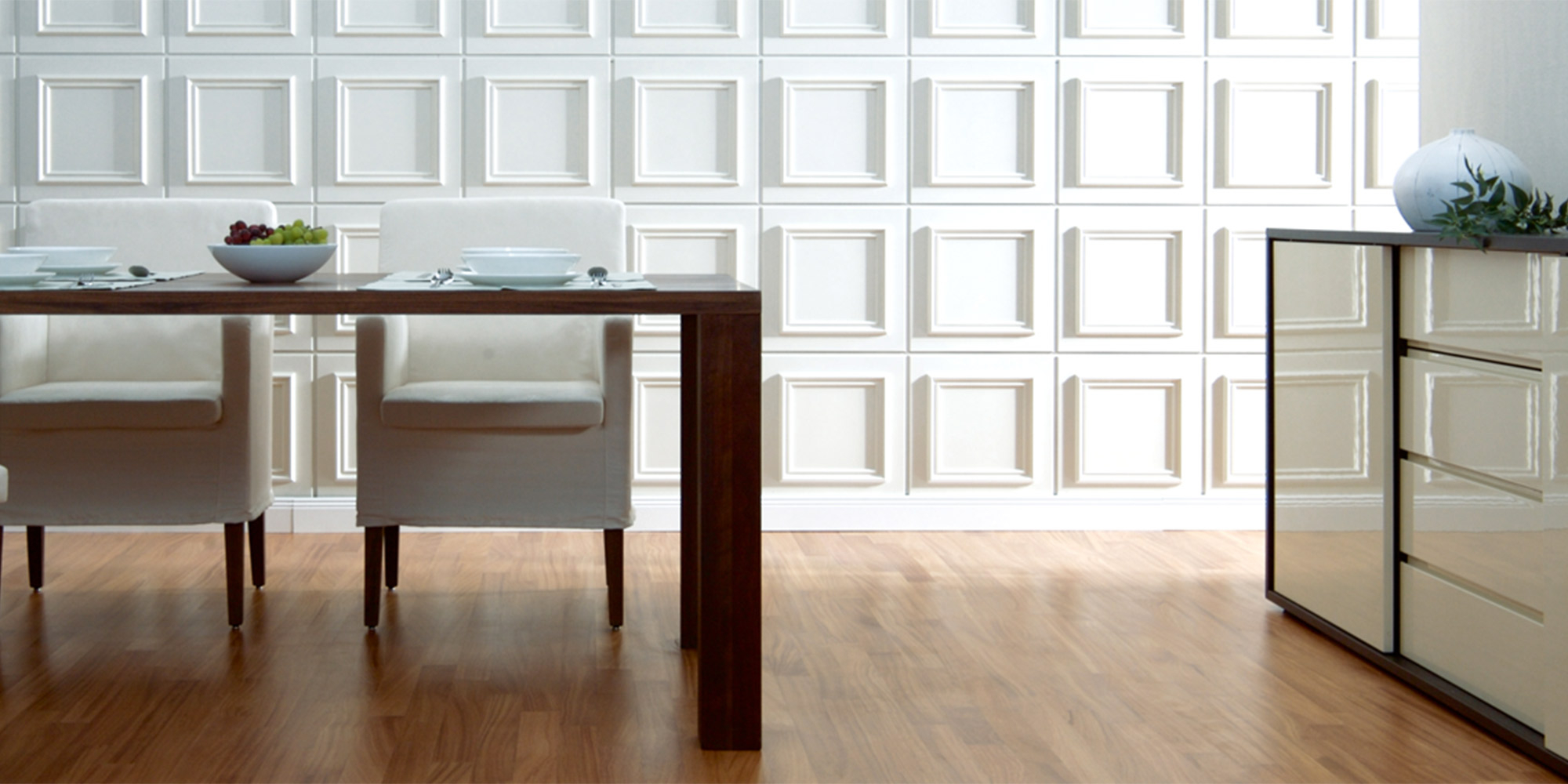 Werkzeug und Zubehör für ein gelungenes Stuckleisten-Projekt.