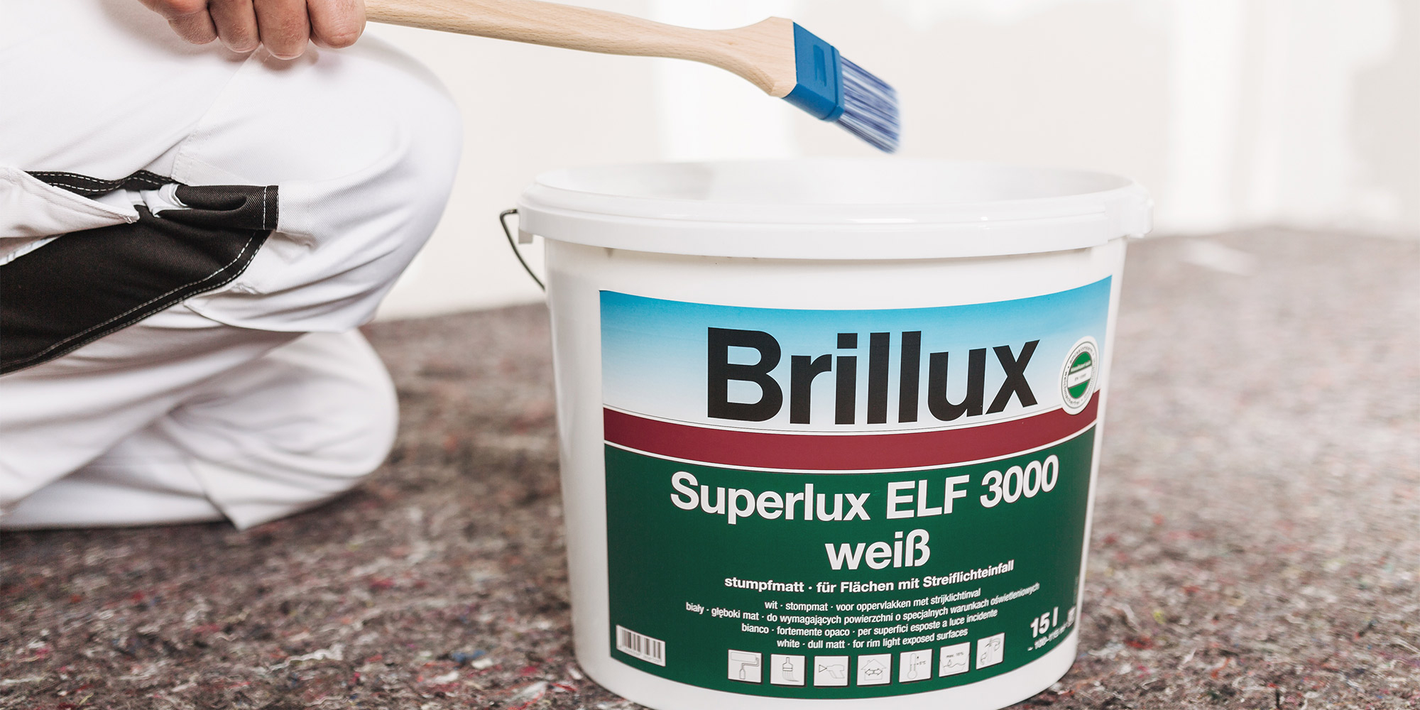 Pinsel über Brillux Superlux ELF 3000 weiß im Eimer, Vorbereitung für einen Innenanstrich