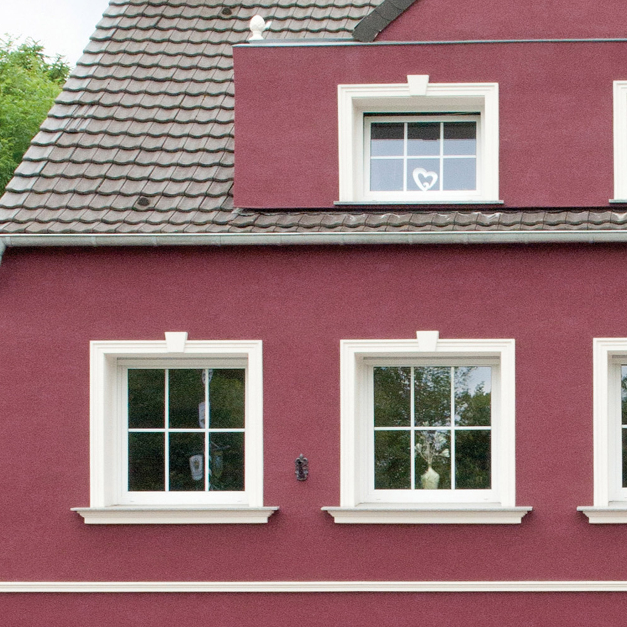 Fensterumrandungen aus Stuck von NMC gestalten aus Hausfassaden Eyecatcher.